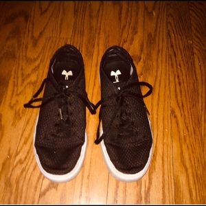 Boys Under Armour KickIt2 low top sneaker size 6Y